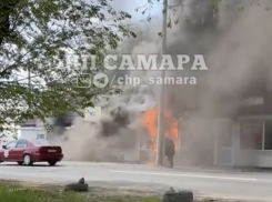 В Куйбышевском районе Самары загорелись торговые павильоны