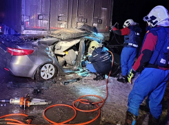 В Красноярском районе Kia Rio врезалась в стоящий грузовик