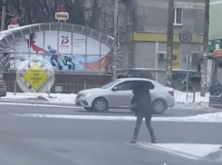 Танцующую девушку заметили на проезжей части у метро «Победа»
