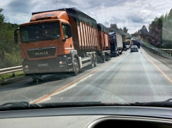 «Стоим наглухо, а ещё жара эта…»: движение по трассе М5 «Урал» в Самарской области вновь остановилось