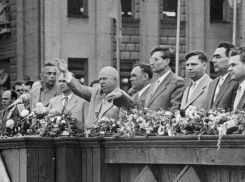 «Из толпы летели гнилые помидоры и тухлые яйца»: что говорили о выступлении Никиты Хрущева на площади Куйбышева 