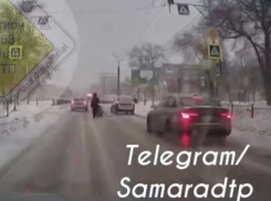 В Самаре водитель легковушки едва не задавил двоих парней на пешеходнике 