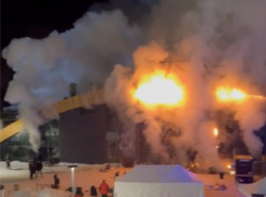 На набережной Тольятти горит кафе «Небо» – здание полностью охвачено огнём