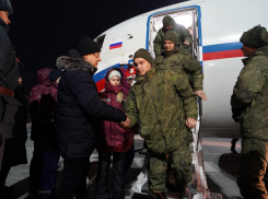 «Всем семьям подставим плечо»: Дмитрий Азаров встретил прибывших на втором спецборте пострадавших бойцов