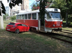 Красное на красном: в Самаре иномарка задела 12 машин и залетела под трамвай