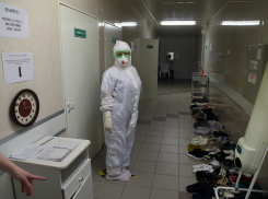 В эпицентре борьбы с COVID-19: фотограф показал ежедневный рутинный труд медиков, спасающих жизни людей