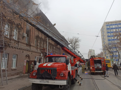 История в огне: с пожаром в одном из красивейших домов Самары боролись 100 человек