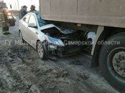 На трассе в Самарской области легковушка влетела под грузовик