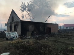 «Пожарные машины и поезд стояли без воды»: очевидцы рассказали, как тушили пожар в селе Немчанка