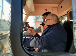 Владимир Василенко прокатился за рулём электробуса