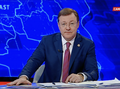 Итоги прямой линии Дмитрия Азарова: метро строить продолжат, с транспортом разберётся Лапушкина, с дольщиками – федералы