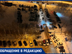 «Паркуют прямо на газоне»: тольяттинцы пожаловались на загромождение автомобилями возле Лада-Арены 