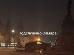 В Самаре кроссовер «припарковался» прямо на постаменте памятника Ленину