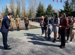 Дмитрий Азаров вручил Ордена Мужества вдовам погибших в Украине военнослужащих