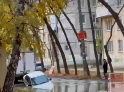 В Самаре в огромной луже утонула машина