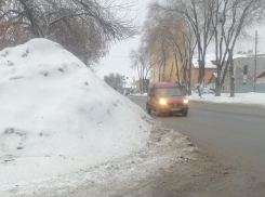 Самарцы пожаловались на огромный сугроб, оставленный дворниками 