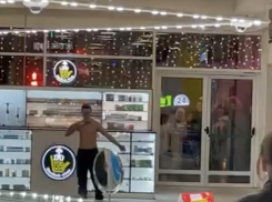 «Себя порежу! Себя порежу!»: в самарском ТЦ «Аврора» полуголый мужчина вскрыл вены ножом на глазах окружающих