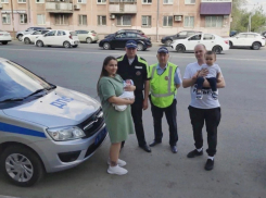 Доставили  за 7 минут: в Самаре сотрудники ГИБДД помогли женщине со схватками быстро добраться в роддом