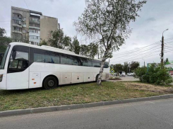 В Самаре водитель автобуса потерял сознание за рулём и врезался в ограждение