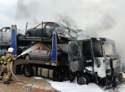 «Гранты» в огне: в Самарской области пожар накрыл два автовоза и 16 новеньких авто