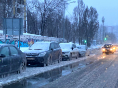 Вмёрзли в асфальт: из-за коммунальной аварии в Самаре пострадало 5 автомобилей