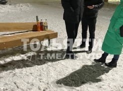 На обновлённой набережной Тольятти уже сломалась лавочка