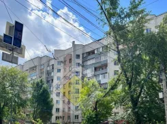 Перекресток Кирова и Нагорной перекрыли из-за упавшего дерева