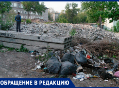 «Опасный бардак»: горы строительного мусора около самарского лицея не могут убрать целый год