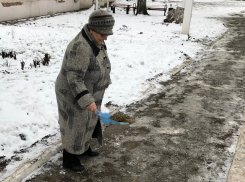 Совочек не дадут: власти предложили самарцам лично посыпать скользкие дороги песком