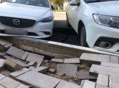 В Самаре провалился асфальт под припаркованными авто