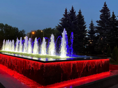 В Самаре появился новый фонтан с подсветкой в цветах российского триколора 