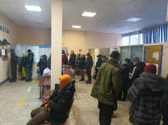 Жители села Рождествено стоят в многочасовых очередях, чтобы переправиться домой
