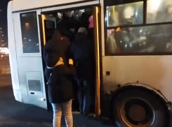«Случись авария – переломаются все»: жители Кошелева жалуются на переполненные автобусы