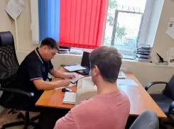 В Самаре нашли и оштрафовали самокатчика, который катался с девочкой на плечах