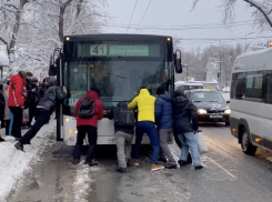 В Самаре пассажирам пришлось толкать автобус, застрявший возле остановки 