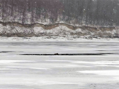На Волге в Самарской области два человека провалились под лёд на снегоходе