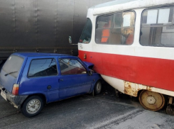 Трамвай всегда прав: в Самаре легковой автомобиль протаранил служебный вагон