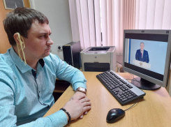 «Погрузился в зловонную жижу»: самарский депутат слушал Путина с лапшой на ушах
