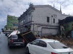 На улице Красноармейской в Самаре забор упал на машины 