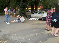 В Самаре девушка-водитель протаранила лестницу и сбила женщину