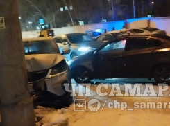 Легковушку отбросило в столб из-за ДТП на улице Запорожской 