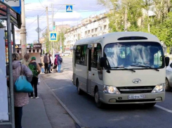 Торговые павильоны на остановке на улице Стара Загора закрывают обзор проезжей части