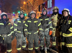 МЧС опубликовало видео спасения семи человек из горящего дома в Самаре