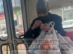 «Интересно, он с миром к нам прилетел?»: странный самарец шокировал пассажиров трамвая