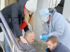 В Тольятти на ступенях поликлиники мужчина истекал кровью от укуса собаки