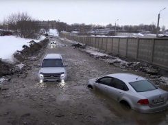 «Это не авария, а норма»: в Самаре грязные воды заблокировали улицу