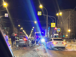 Увезли в реанимацию: в Самарской области внедорожник смял три седана