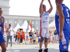 Губернатор сыграл в баскетбол на главной площади города