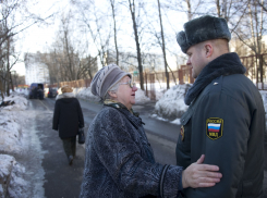 «Прибежал на помощь в тапочках»: в Тольятти участковый откликнулся на просьбу жительницы в нерабочее время
