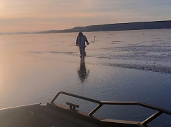 В Самарской области рыбак на льдине оказался отрезанным от берега